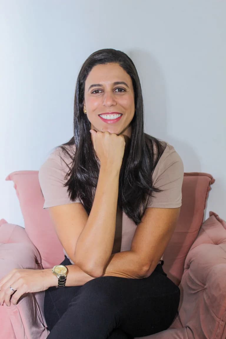 Retrato profissional da psicóloga Louise Diná